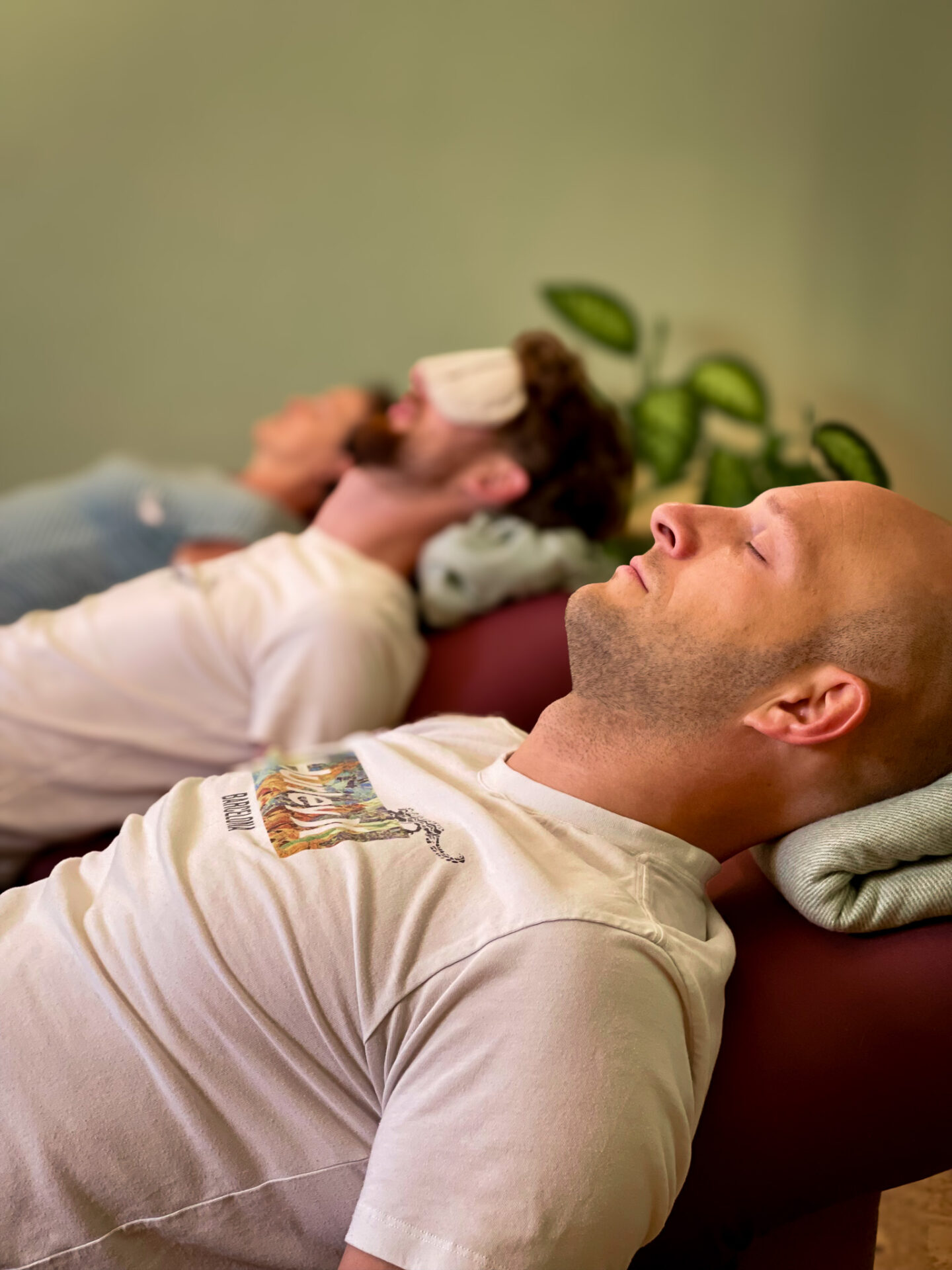 Yoga Anfaenger und Fortgeschrittene entspannen in Savasana beim Yoga in Greifswald