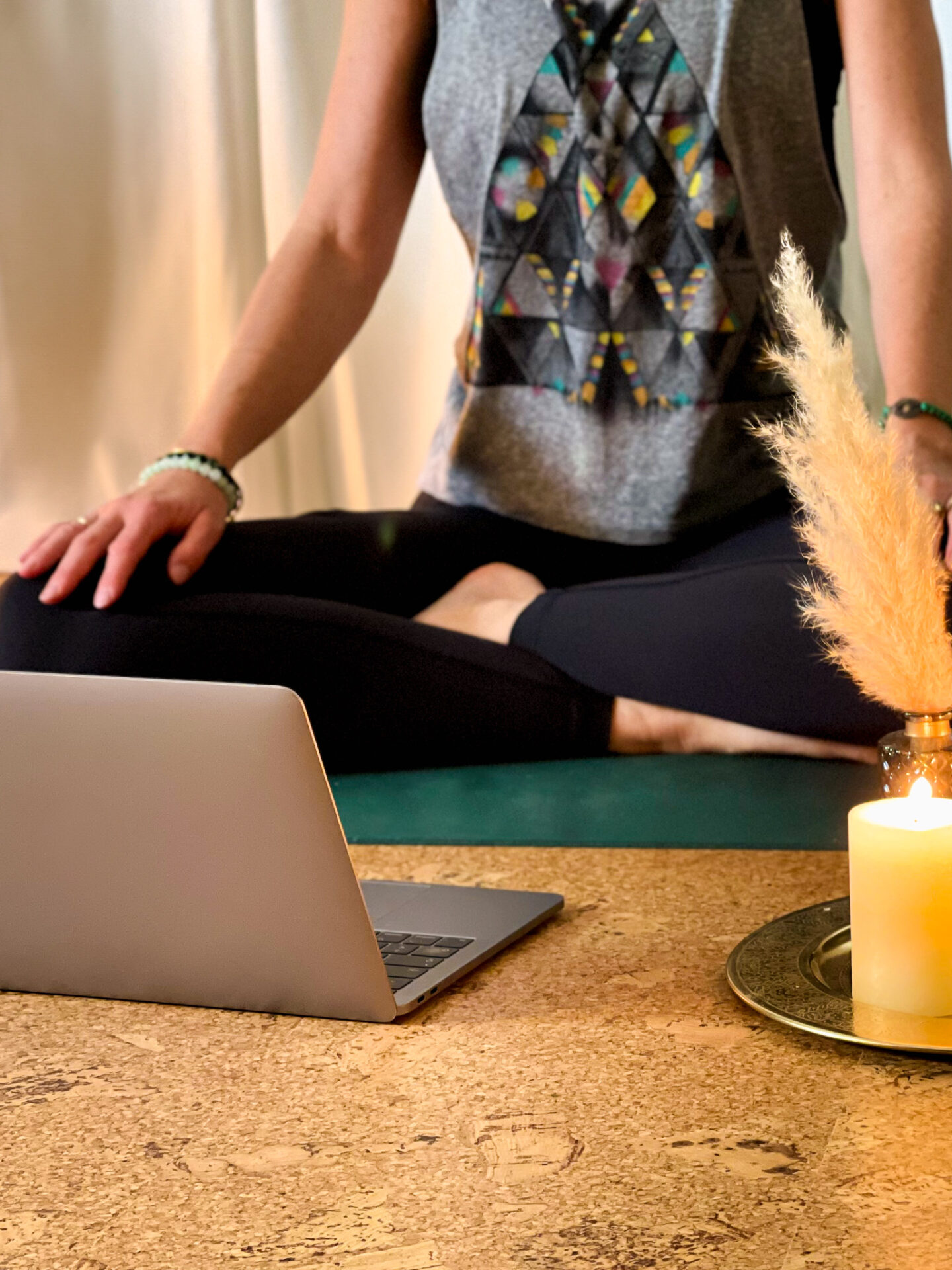 Eine Frau macht eine entspannende Yoga-Übung beim Online Yoga